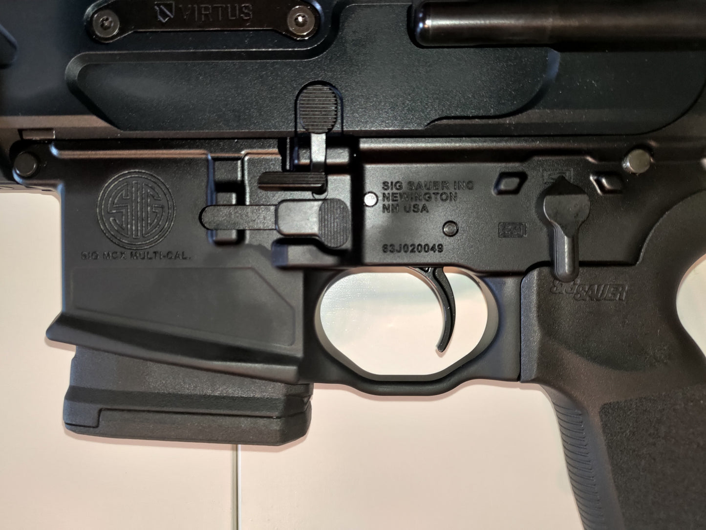 SigSauer Virtus 11,5 Nahaufnahmen von dem Beidseitig bedienbaren Magazinlösehebel | TSLo.de