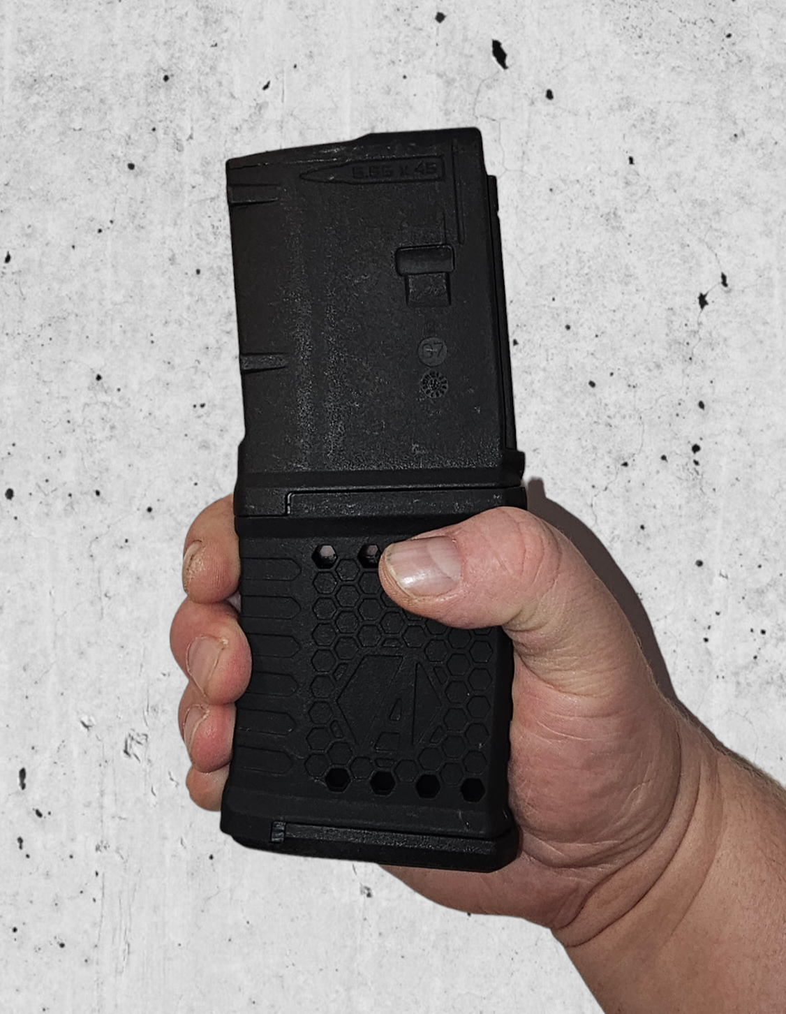 Alpha Precision Alphagrip .223 am Magazin montiert in der Hand