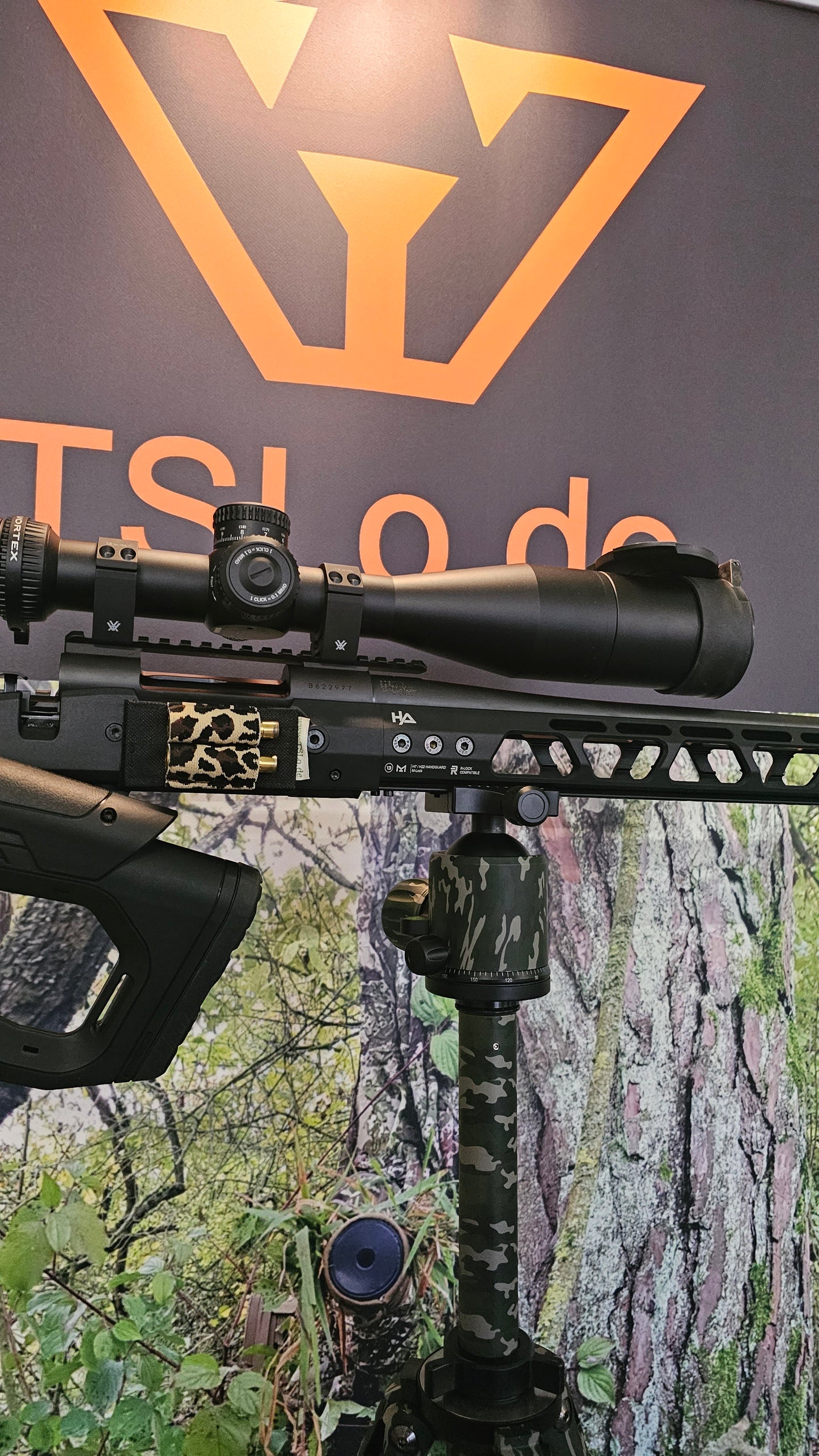 Howa M1500 im Hera Arms ultra Light Schaft mit Vortex Strike Eagle 5-25 x 56 auf einem Rollei Stativ | TSLo.de