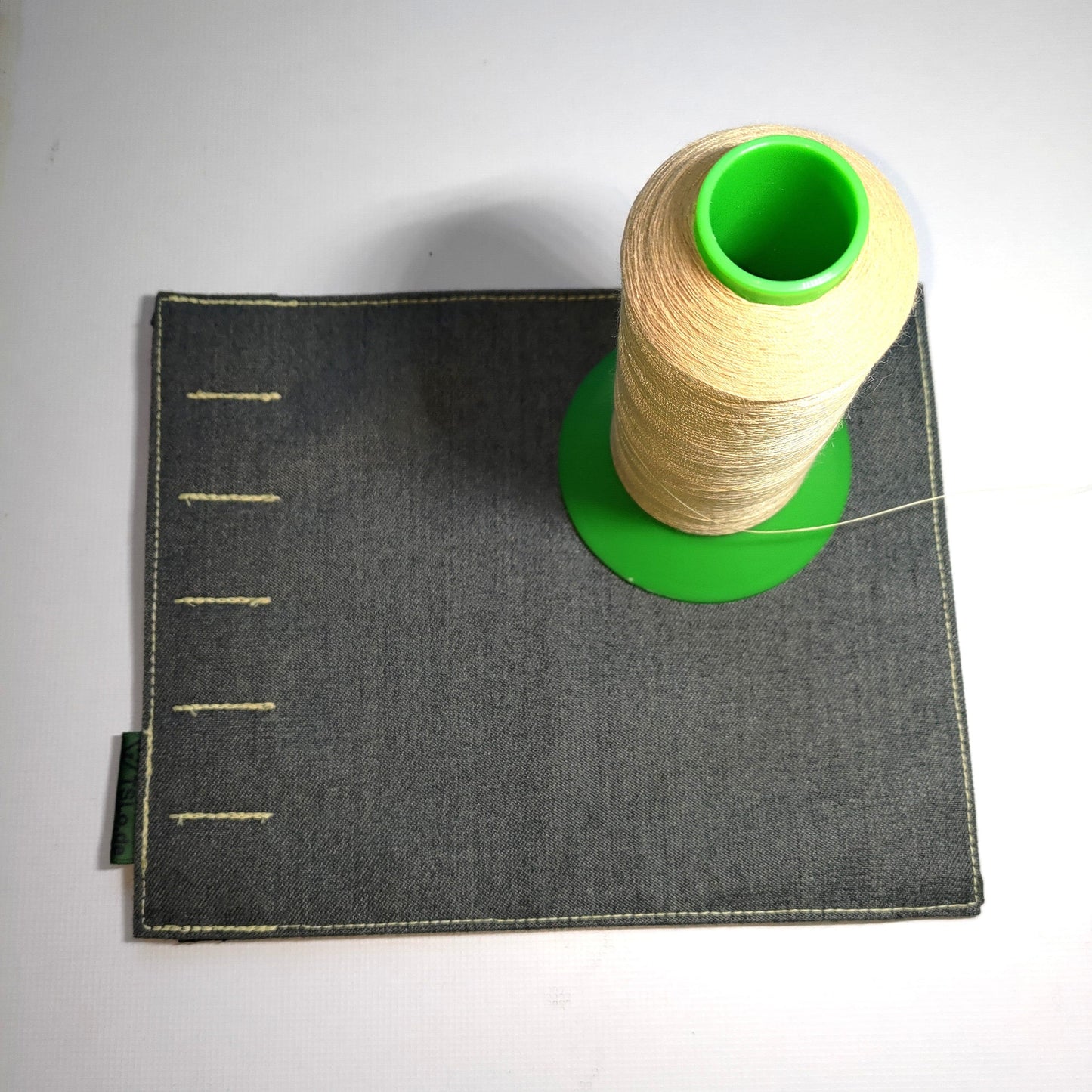 Schalldämpferhülle Tactical einfarbig mit Hitzeschutz TSLo.de Auf dem Bild sieht man die Rückseite einer Schalldämpferhülle mit Hitzeschutz und dem zur Auswahl angebotenem Kevlargarn in gelb - natur.