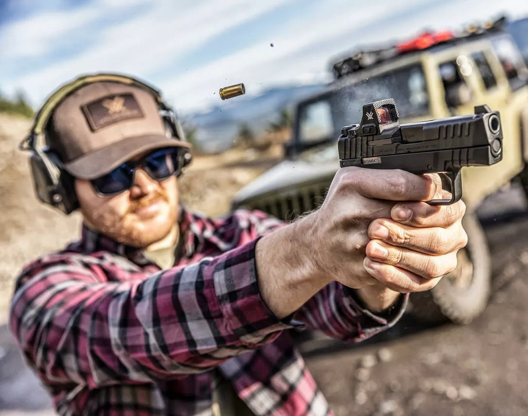Mann mit Pistole und Vortex Defender CCW 3MOA Reddot | TSLo.de