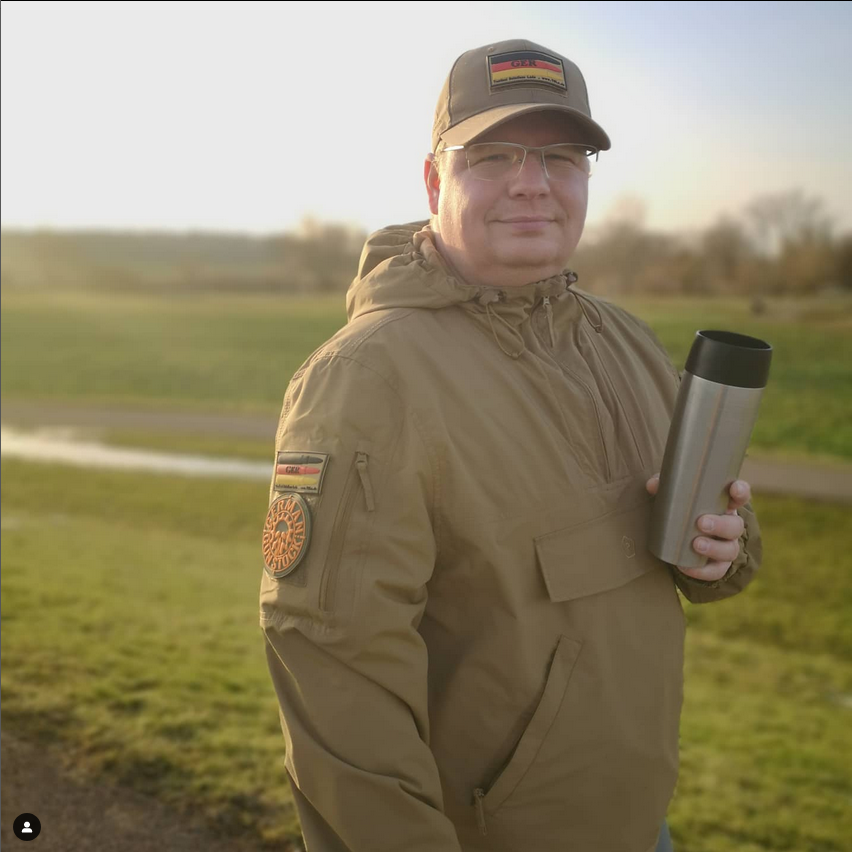 Christian Lode mit Kaffee auf Erkundungstour Bärencup 2023 | TSLo.de